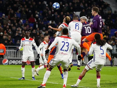 Rượt đuổi tỷ số ngoạn mục, Aguero giật vé vào vòng knockout cho Man City