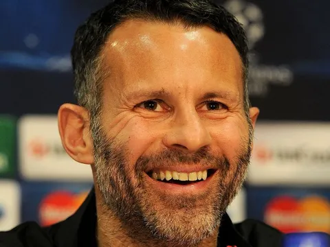 Ryan Giggs lên tiếng chào mời Everton và Leicester