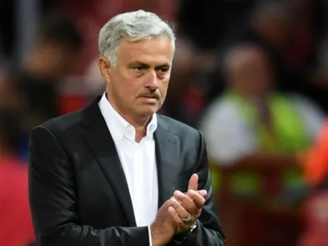 Sau thất bại trước Brighton, Mourinho vẫn được huyền thoại MU bênh vực