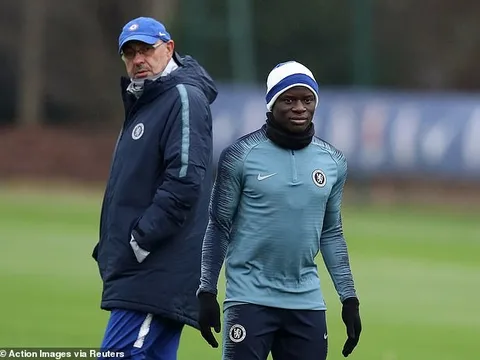 "O bế" Jorginho, HLV Sarri làm điều phũ với Kante
