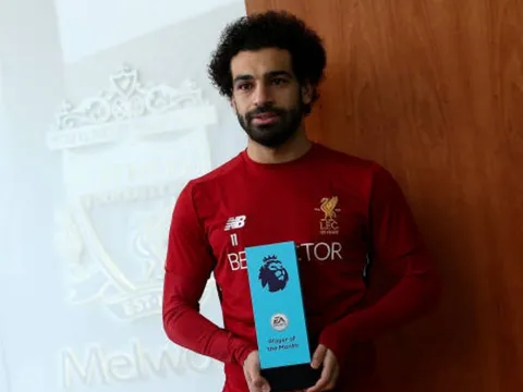 Salah 'đơ người' khi nhận giải cầu thủ xuất sắc