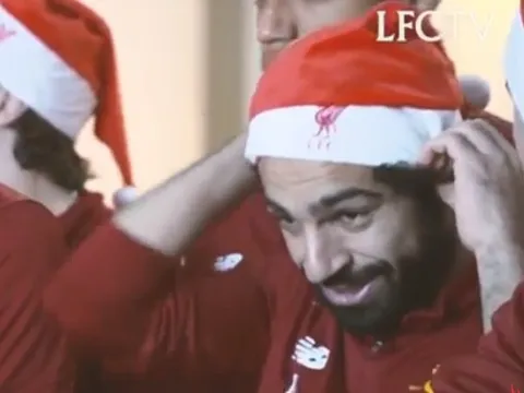 Salah lần đầu trải nghiệm vai Ông già Noel của Liverpool