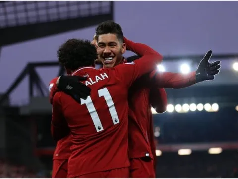 Salah lập cú đúp, 10 người của Liverpool vật vã giành 3 điểm trong trận cầu 7 bàn thắng
