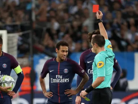 Sân cỏ châu Âu tối qua: Thẻ đỏ của Neymar, 'động đất' tại Merseyside