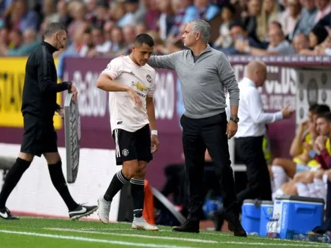 Bị thay ra, Alexis Sanchez phản ứng cáu gắt với Mourinho