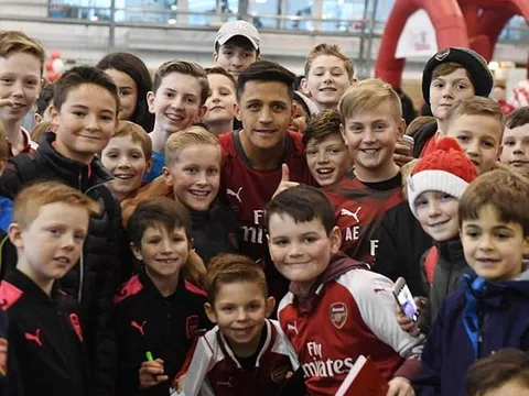 Sanchez bị các em nhỏ vây kín trong ngày lễ Giáng sinh