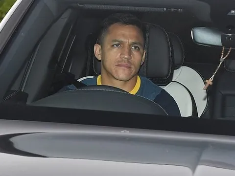 Sanchez buồn rũ rượi trên đường tới sân tập Man Utd
