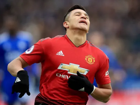 Sanchez như người vô hình khi các đồng đội ăn mừng bàn thắng
