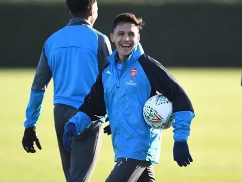 Sanchez tươi rói, Wenger hằn học trong buổi tập mới nhất của Arsenal