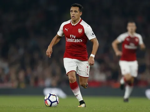 Sanchez và trọng tài bị chỉ trích nặng nề sau trận thắng của Arsenal