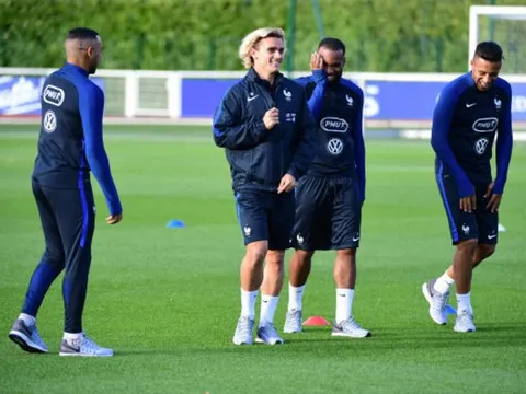 Sao Arsenal cười tít mắt vì mái tóc của Griezmann