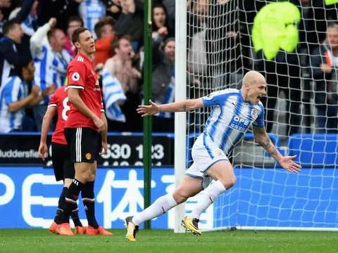 Sao Huddersfield nhận quà bất ngờ sau khi xé lưới Man United