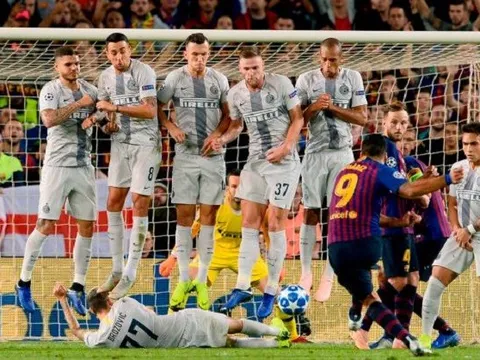 Sao Inter dùng cách siêu dị để chặn Suarez sút phạt