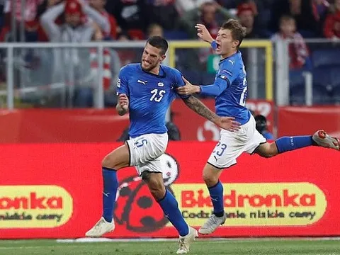Sao lạ ghi bàn phút bù giờ, Italia tránh được nỗi lo rớt hạng
