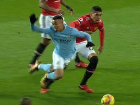 Sao Man City bị tố ăn vạ, đáng treo giò 2 trận