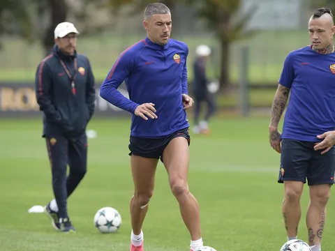 Sao Roma xắn quần tập dợt chờ Chelsea