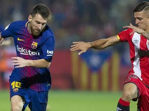 Sao trẻ Girona bị Messi 'tra khảo' ngay trên sân