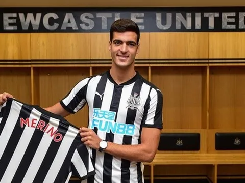 Sao trẻ Newcastle tươi rói trong ngày được mua đứt