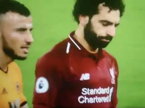 Sao Wolves bị ném đá vì một hành động với Salah