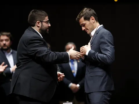 Sắp bị tống ra đường, Iker Casillas vẫn được tri ân