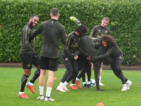 Sắp có trận thắng thứ 9 liên tiếp, dàn sao Arsenal 'đánh nhau' túi bụi trên sân