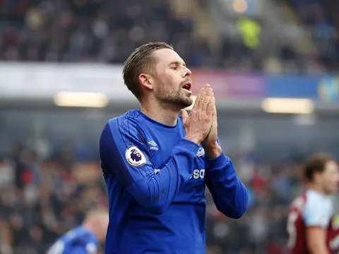 Sát thủ ngoài vòng 16m50 đáng sợ nhất nước Anh: Hãy gọi tên Sigurdsson