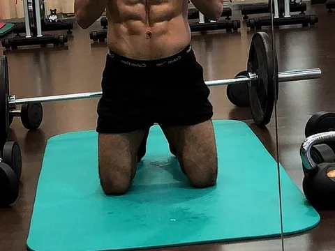 Sau Ronaldo, Salah khoe chiến tích trong phòng tập gym