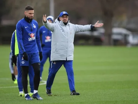 Sau siêu phẩm. Giroud vẫn cúi gầm mặt nghe Sarri chỉ giáo