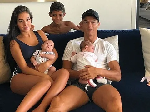 Sau tất cả, CR7 đã khoe "con gái rượu" với công chúng