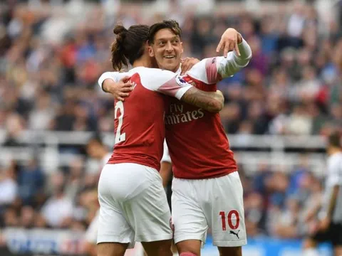 Sau tất cả, Ozil đã LÊN TIẾNG về mối quan hệ với Emery
