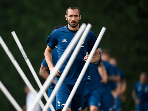 Sau trận thua Barca, dàn sao Juventus buồn bã trên sân tập