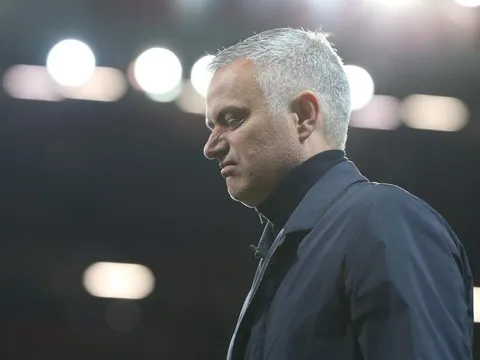 Sau vụ oanh tạc của Scholes, liệu có ai ủng hộ Jose Mourinho?