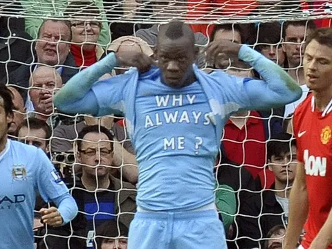 Sau Walker, đến lượt Balotelli xát muối vào nỗi đau của Man Utd