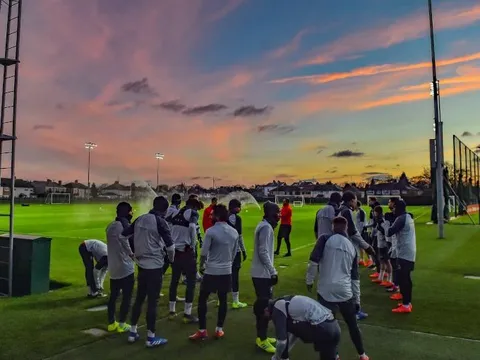 Căng sức tập luyện, dàn sao Liver chờ tin tốt từ Man City