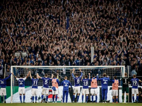 Schalke 3-1 Stuttgart: Hoàng đế xanh cho Thiên nga 'phơi xác'