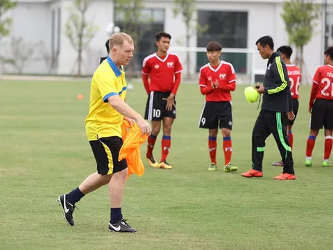 Scholes tự tay chuẩn bị áo tập cho các cầu thủ trẻ