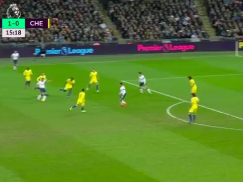 Fan Chelsea chỉ đích danh "gián điệp" trong bàn thắng của Harry Kane