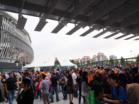 Trước lễ bế mạc SEA Games 29: Dòng người từ mọi ngả tập kết về Bukit Jalil