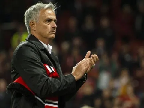 SỐC: Mourinho đã 'chào tạm biệt' NHM Quỷ đỏ?