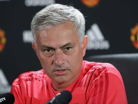 Man Utd có thể chơi như Liverpool, Man City? Mourinho gay gắt đáp trả
