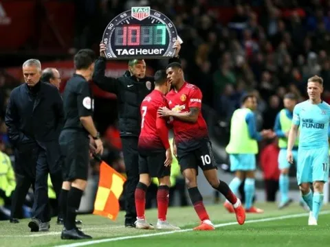 Mourinho tỏ thái độ ra mặt với một cầu thủ Man Utd