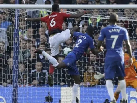 Pogba đã hét gì vào mặt Lindelof?