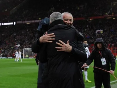 Mourinho và Ranieri phản ứng ra sao sau tấm thẻ đỏ của cầu thủ Fulham?
