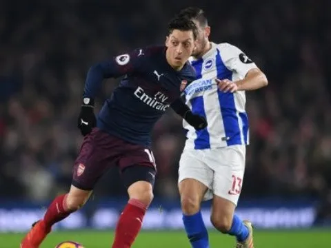 Emery lặp lại câu trả lời cứng rắn về sự sa sút của Mesut Ozil