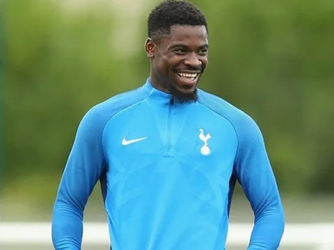 Serge Aurier nở nụ cười hạnh phúc trong buổi tập đầu ở Tottenham