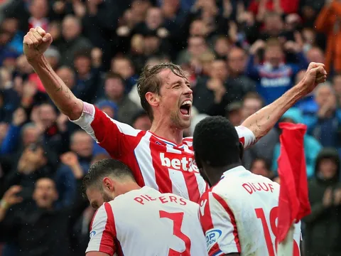 'Sếu vườn' Peter Crouch chính thức gia nhập hội kỷ lục gia tại NHA