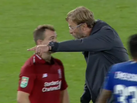 Thua trận, Klopp xông vào sân "sấy tóc" Shaqiri
