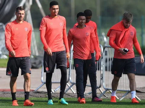 Huyền thoại chỉ trích thậm tệ "trò cưng" của Mourinho, khẳng định MU như đống rác