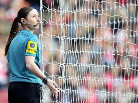 Bạn đã biết người phụ nữ duy nhất tại Premier League là ai chưa?