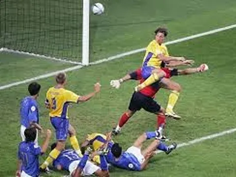 Siêu phẩm của Zlatan Ibrahimovic vào lưới Italia (2004)